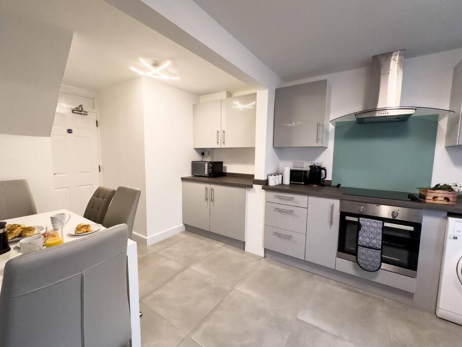 Immaculate 5 Bedroom House Rockingham Bagian luar foto